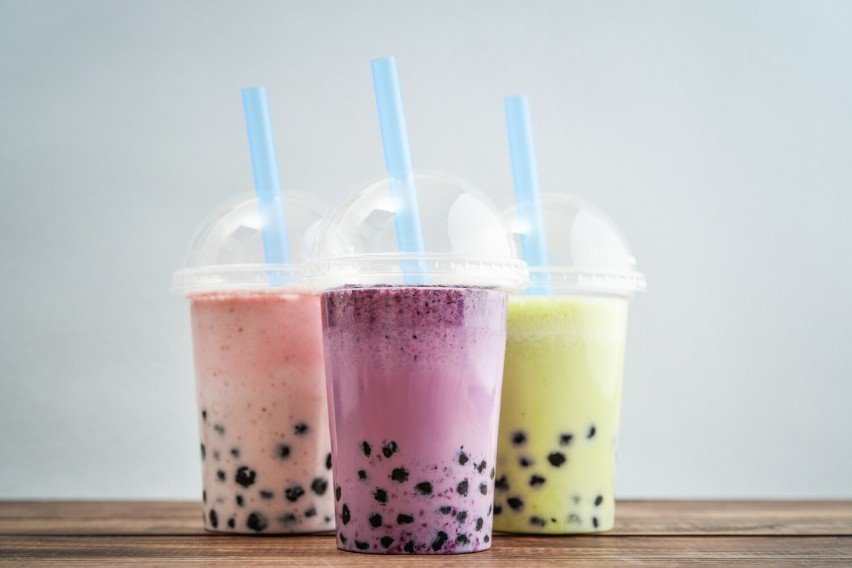 W sklepach bubble tea przygotowuje się na bazie syropów...