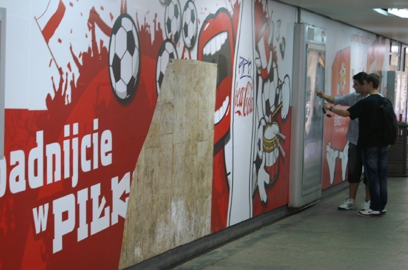 Poznań - Zniszczonone reklamy sponsora Euro 2012 pod Kaponierą [ZDJĘCIA]