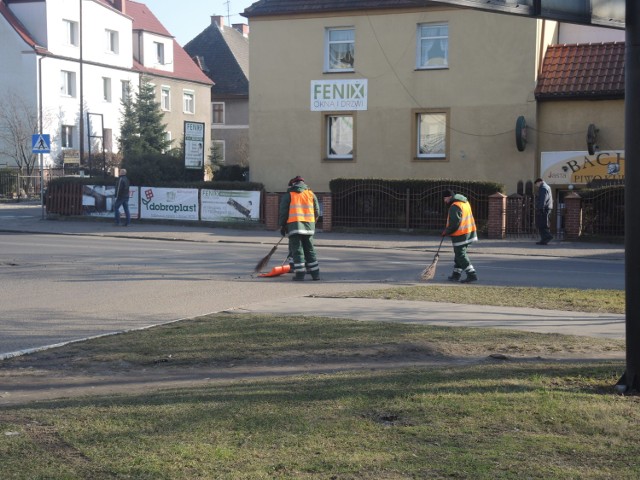 Za usunięcie problemu na drodze wzięli się pracownicy MPGK. Musieli posprzątać ulicę Pierwszej Brygady i Szczecińską.