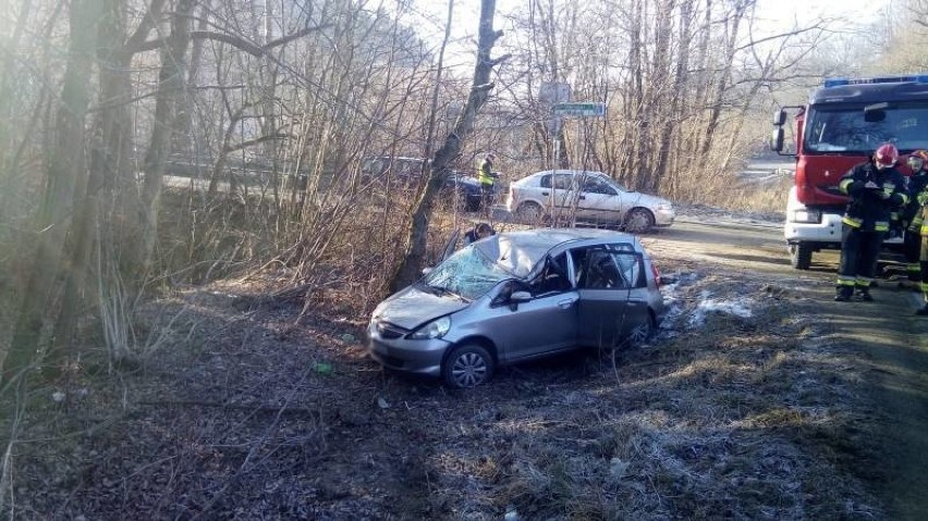 Wypadek w Naściszowej. Kobieta uwięziona w samochodzie [ZDJĘCIA]