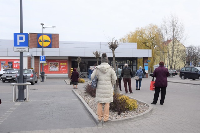 Na wejście do marketu trzeba czekać na dworze. Od godziny 10 do 12 zakupy mogą zrobić tylko seniorzy