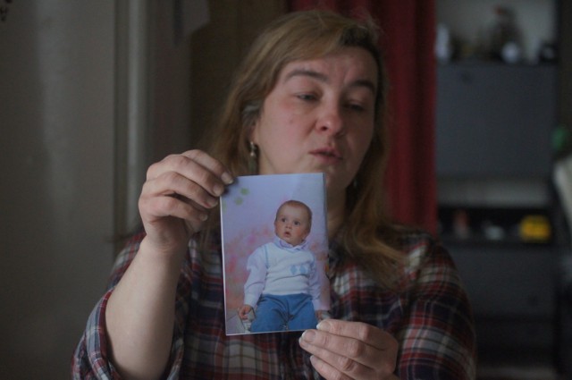 Barbara Krajewska pokazuję zdjęcie swojego zmarłego wnuczka