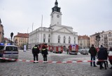 Urzędnicy ewakuowani, rynek odgrodzony. Strażacy szukają bomby w ratuszu