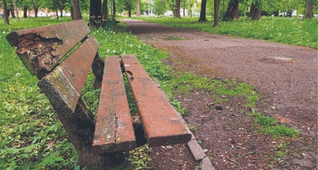 Za sprawą rewitalizacji parku w sąsiedztwie KBP takie elementy, jak ta zniszczona ławka, znikną