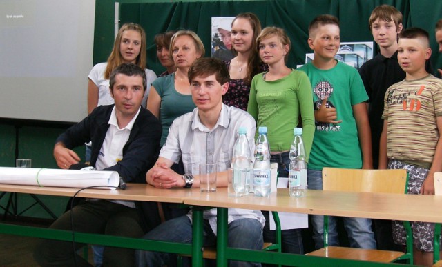 Kamil Stoch w Zabrzu wraz z Łukaszem Kruczkiem spotkali się w 2011 roku z uczniami Gimnazjum nr 24