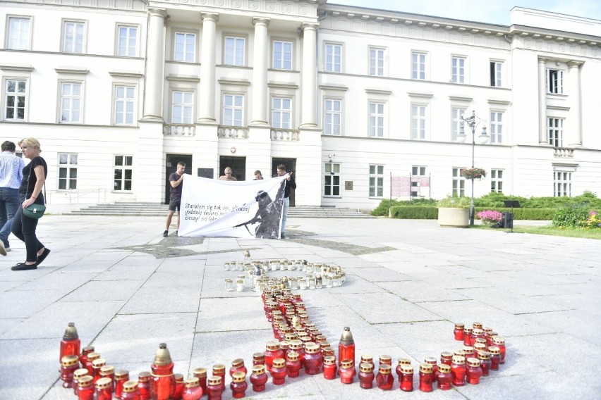 Uczczono pamięć warszawskich powstańców. W Radomiu zawyły syreny alarmowe, ułożono znak Polski Walczącej. Zobacz zdjęcia