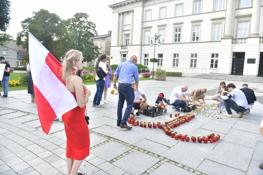 Uczczono pamięć warszawskich powstańców. W Radomiu zawyły syreny alarmowe, ułożono znak Polski Walczącej. Zobacz zdjęcia