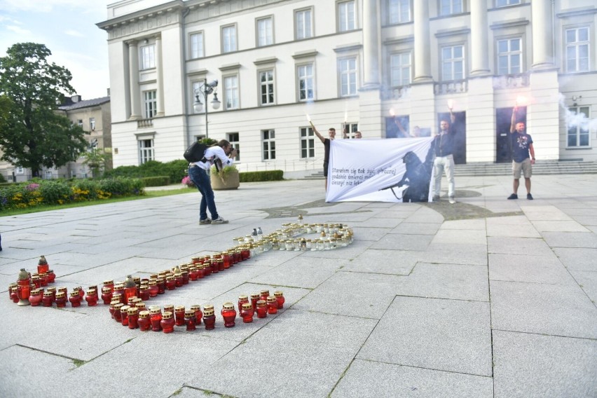 Uczczono pamięć warszawskich powstańców. W Radomiu zawyły syreny alarmowe, ułożono znak Polski Walczącej. Zobacz zdjęcia