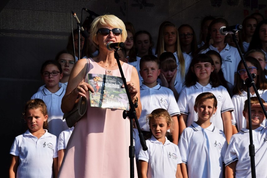 Koncert "Serce dziecka". Najmłodsi otrzymali książeczki o zniszczeniu Wielunia [ZDJĘCIA, WIDEO]