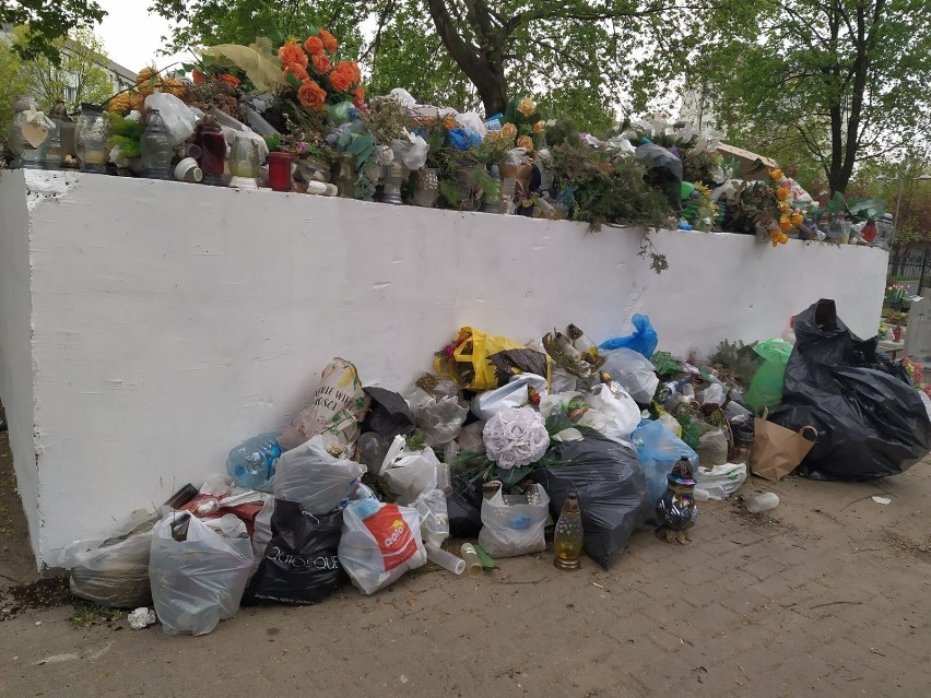Przepełniony kontener na śmieci na cmentarzu parafialnym i śmieci wzdłuż Al. 21 Października