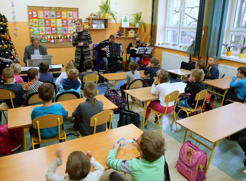 Muzycy z Filharmonii Łódzkiej w przedszkolu w Stobiecku...