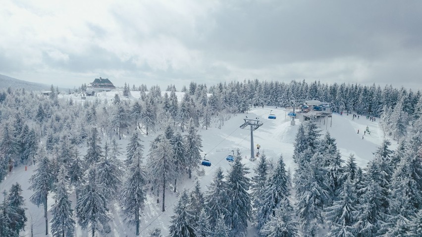 Po opadach śniegu warunki narciarskie w Zieleńcu są doskonałe [ZDJĘCIA]