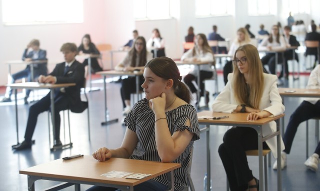 Ósmoklasiści są już po egzaminach kończących szkołę, a teraz podejmują bardzo ważne decyzje o dalszej edukacji w liceach, technikach lub szkołach branżowych I st. 