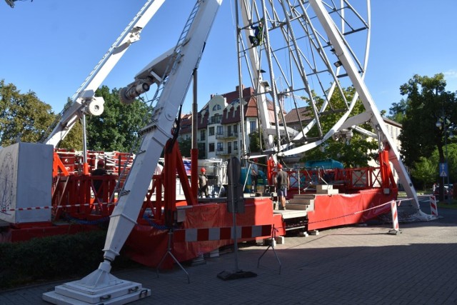 Lunapark w Zielonej Górze rozkłada się na placu Bohaterów oraz przed Centrum Biznesu