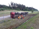 Wypadek na autostradzie A4 koło Tarnowa. Ciężarówka zjechała z nasypu i przewróciła się obok drogi technicznej [ZDJĘCIA]