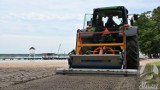 Ciężki sprzęt na plażach nad Jeziorem Sławskim. Tak gruntownego czyszczenia piasku jeszcze nie było