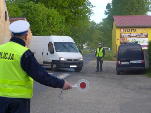 Cykliczne akcje policjantów drogówki „Trzeźwy kierowca” eliminują z dróg, tych którzy siądają za kółko na drugim gazie