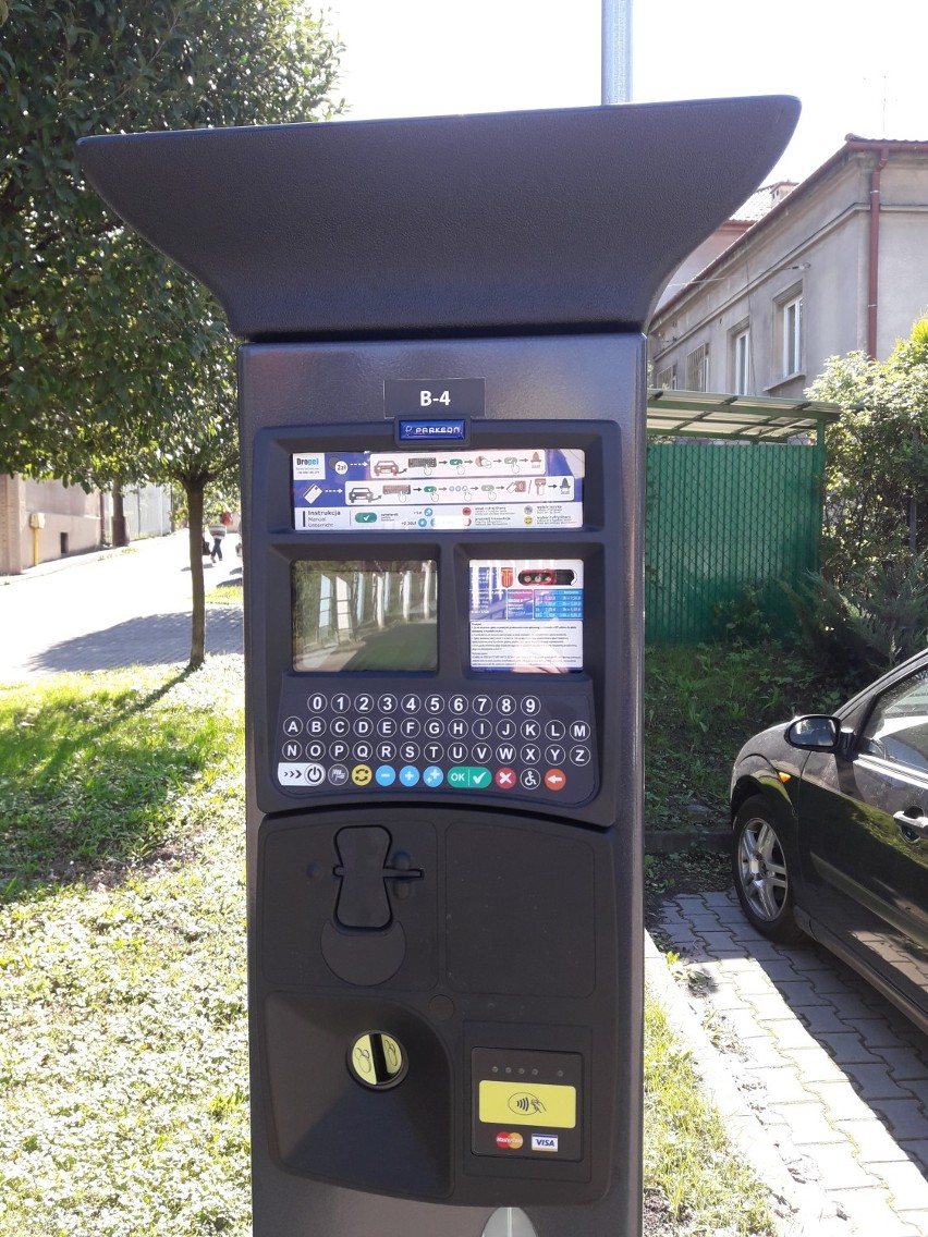 Początek parkingowej rewolucji w Bochni. Już są pierwsze parkomaty [ZDJĘCIA]