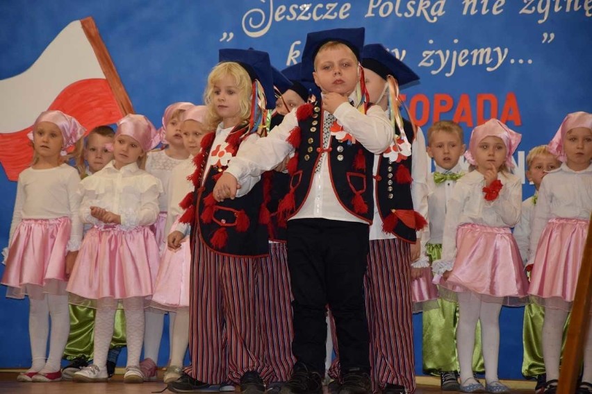Przedszkolaki z Bajkowej Doliny w Pszennie świętowały niepodległość śpiewająco! (ZDJĘCIA)