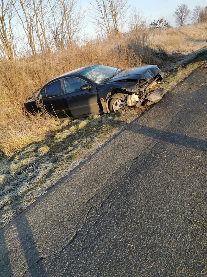 W Zakrzewie Toyota wpadła do rowu. Dwie osoby w szpitalu [zdjęcia]