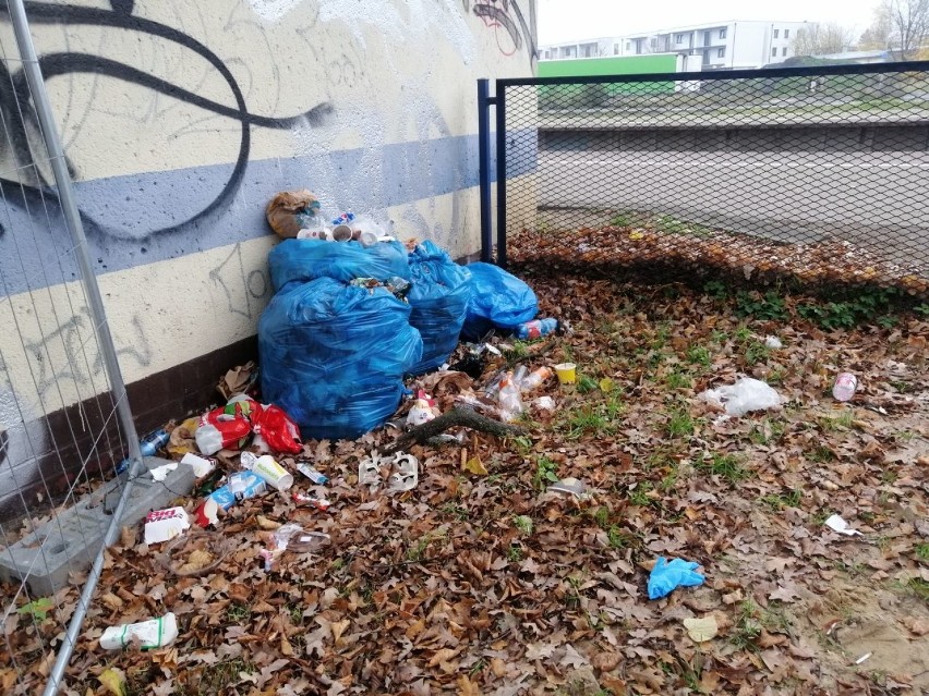 Sterta śmieci przy wejściu na stację w Goleniowie. Nie ma kto posprzątać?