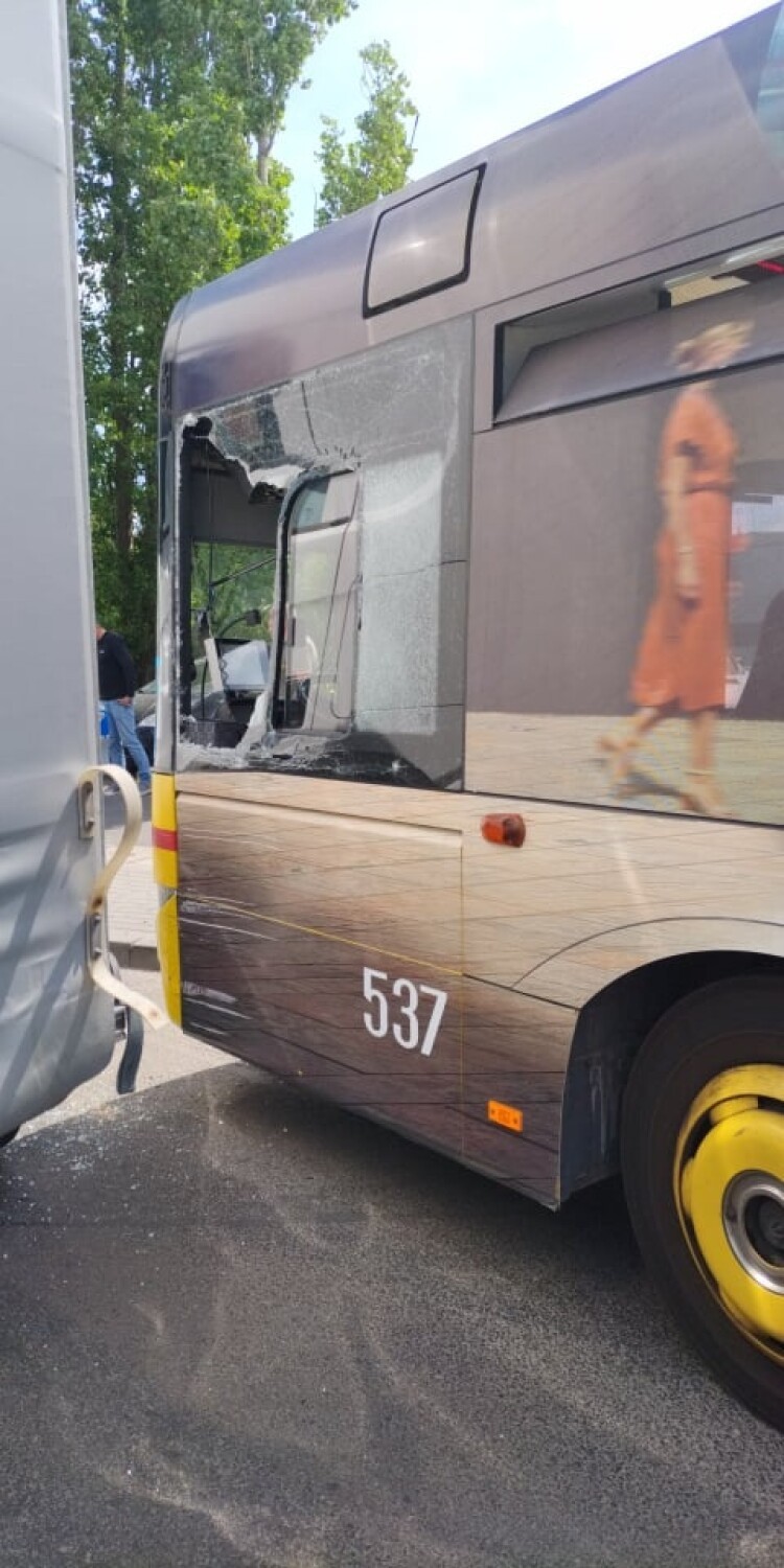 Zderzenie autobusu MPK z ciężarówką na Łęgskiej we Włocławku [zdjęcia]