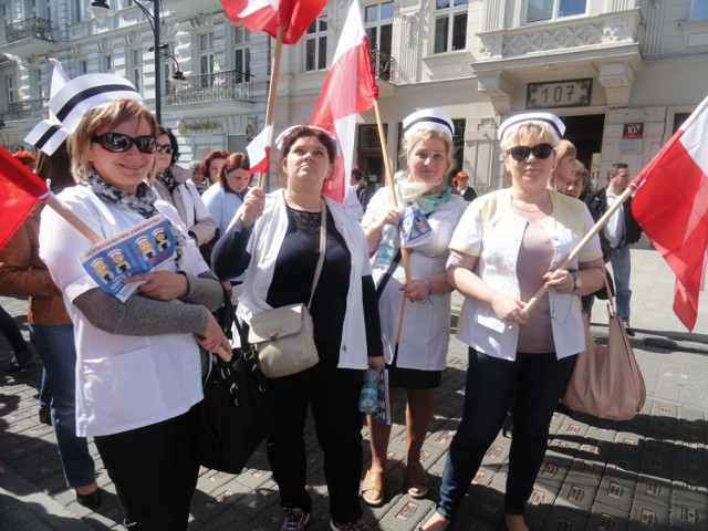 Protest pielęgniarek i położnych. W Łodzi była pikieta z udziałem przedstawicielek naszego regionu
