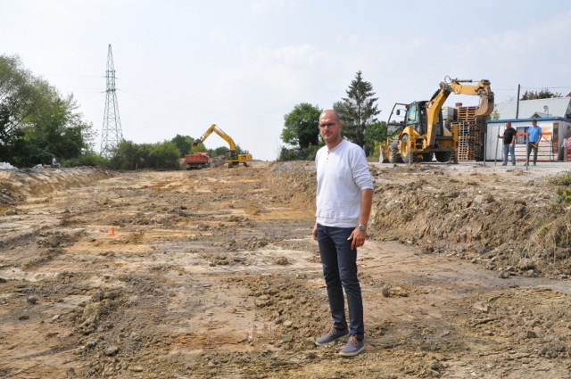 Prace ziemne na odcinku przy ulicy Kościuszki w Staszowie, nadzoruje kierownik budowy Kajetan Żaba-Żabiński.