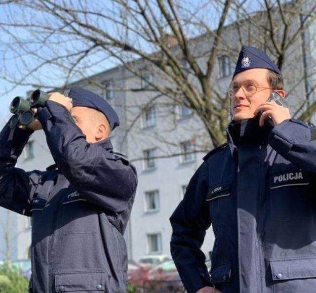 M.in. w taki sposób policjanci sprawdzają, czy przestrzegana jest kwarantanna.