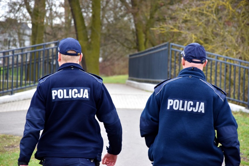 Piesze patrole policji w szamotulskich parkach. Ma być spokojniej i bezpieczniej