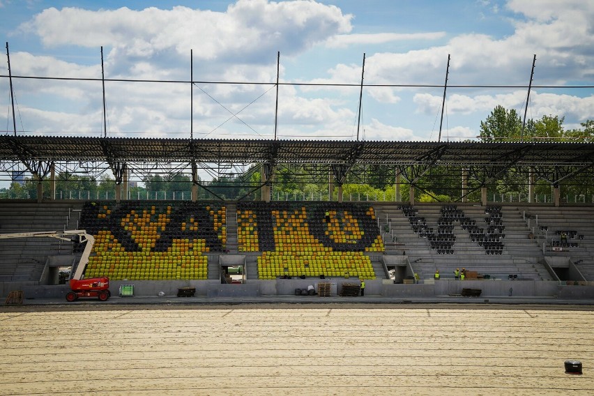 Na Stadionie Miejskim w Katowicach trwa montaż krzesełek....