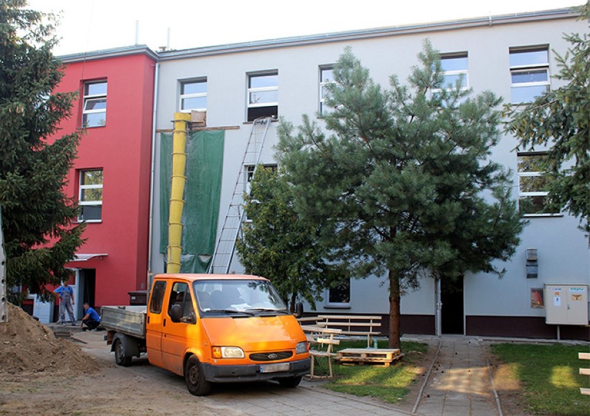 Wakacyjne remonty w w szkołach Powiatu Żarskiego. Co się zmieni? [ZDJĘCIA]