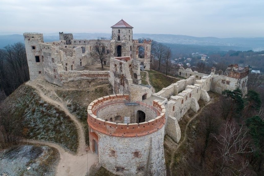 Zamek Tenczyn w Rudnie to aktualnie ruiny, ale kryje się za...