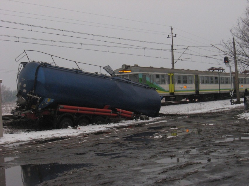 Groźny wypadek w Nowej Soli. Pociąg zderzył się z cysterną [ZDJĘCIA]
