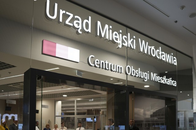 Nowe miejskie Centrum Obsługi Mieszkańców mieści się na pierwszym piętrze galerii handlowej Magnolia Park, tuż obok ruchomych schodów. Na powierzchni prawie 900 metrów kwadratowych znajduje się aż 31 stanowisk, w których dyżurują urzędnicy ratusza.