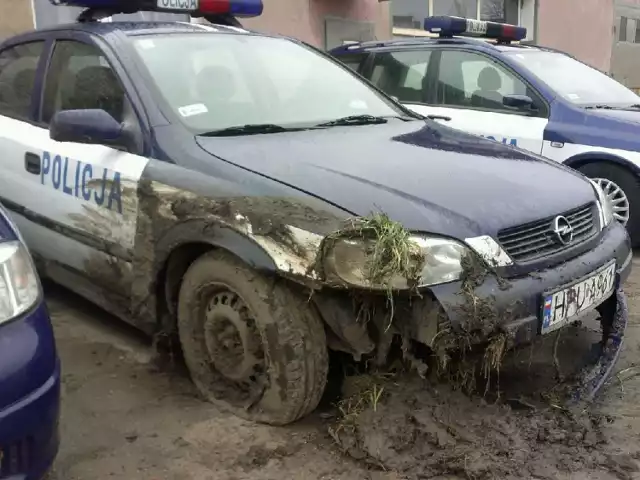 Tak wyglądają uszkodzenia radiowozu policjantów ze Stawiszyna