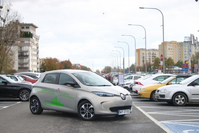 Warszawski ZTM postanowił zakupić nową flotę samochodów dla swoich pracowników. Mowa o trzech autach elektrycznych Renault ZOE. Pojazdy bezemisyjne będą wykorzystywane w codziennych obowiązkach niezbędnych do zapewnienia sprawnego funkcjonowania Warszawskiego Transportu Publicznego. Szczegóły w artykule poniżej.