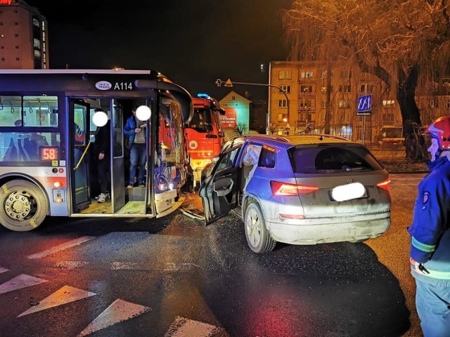 Autobusem podróżowało 10 osób, w aucie była kobieta i dwójka dzieci