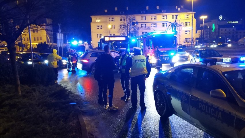 Zderzenie osobówki z autobusem na rondzie Jagiellonów w Bydgoszczy. Dwie osoby ranne [zdjęcia]