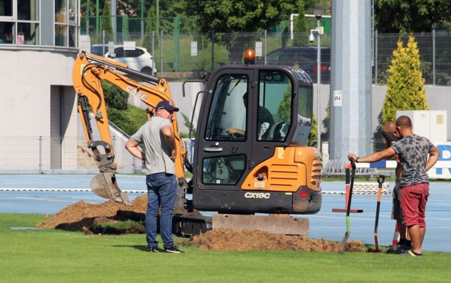 Tak jak zapowiadano, rozpoczęły się prace związane z montażem ogrzewania murawy stadionu przy ul. Narutowicza 9 w Radomiu. Ekipy pojawiły się w poniedziałek przed południem i ostro wzięły się do pracy, bo czasu jest niewiele.  Wykonano odwierty, aby zamontować urządzenia grzewcze. Łącznie zamontowanych zostanie 140 kabli o długości 220 metrów każdy czyli około 31 kilometrów. Układanie kabli przy pomocy specjalnej maszyny ma się rozpocząć w środę. 
W poniedziałek dostawiano też od strony parku dodatkową trybunę. Tak, aby stadion mógł pomieścić 4500 widzów. 

ZOBACZ ZDJĘCIA PRAC NA STADIONIE ====>>>>