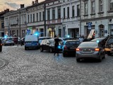 Pięć aut policji i karetka pogotowia! Co wydarzyło się na Rynku w Nowym Sączu?