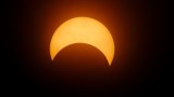Zaćmienie Słońca 25 października 2022. Kiedy się pojawi i jak je oglądać? 