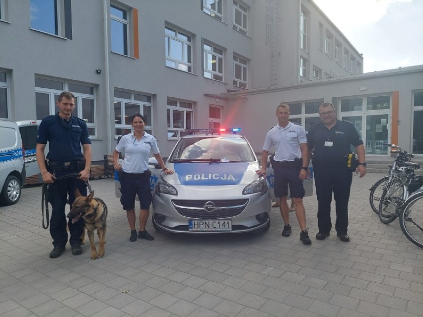 Gdynia: Policjanci z Oksywia i pies na festynie z dziećmi. Rozdawali opaski odblaskowe