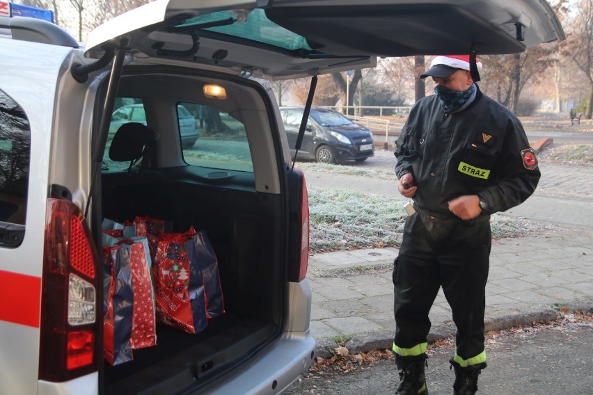 Strażacy z Legnicy przygotowali paczki dla dzieci