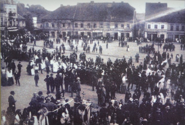 Mieszkańcy Wodzisławia Śl. zawsze byli wielkimi patriotami. Na zdjęciu widać manifestację patriotyczną poprzedzającą III Powstanie Śląskie.