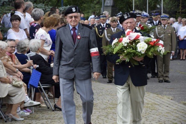 Jak każdego roku odbyły się uroczystości z okazji Święta Wojska Polskiego. Po mszy w kościele garnizonowym delegacje różnych środowisk złożyła kwiaty pod pomnikiem Niepodległości. Po uroczystościach mieszkańcy wzięli udział w pikniku z atrakcjami.