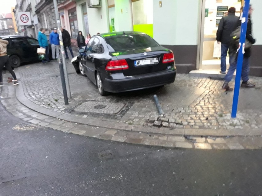 Uwaga, wypadek. Samochód wjechał w Żabkę na ul. Jedności Narodowej we Wrocławiu