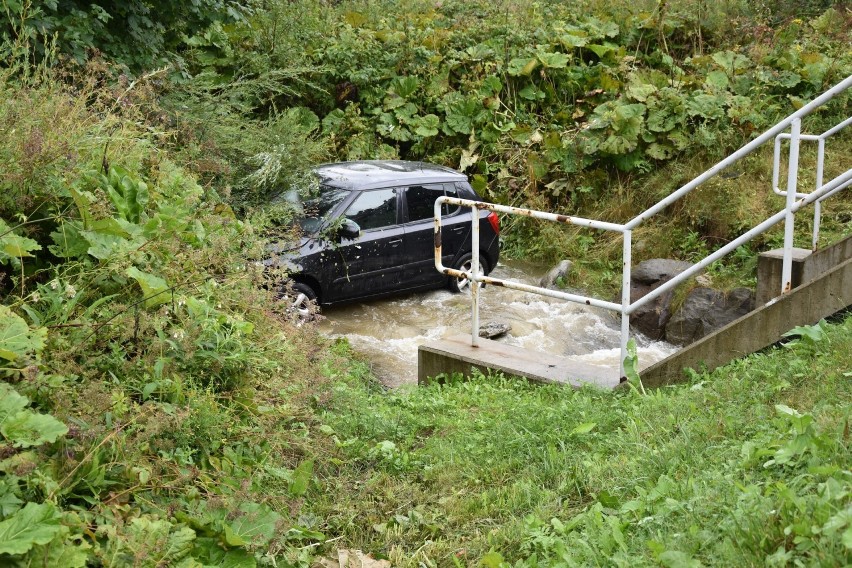 Groźny wypadek pod Tatrami. Auto wjechało do potoku [ZDJĘCIA]