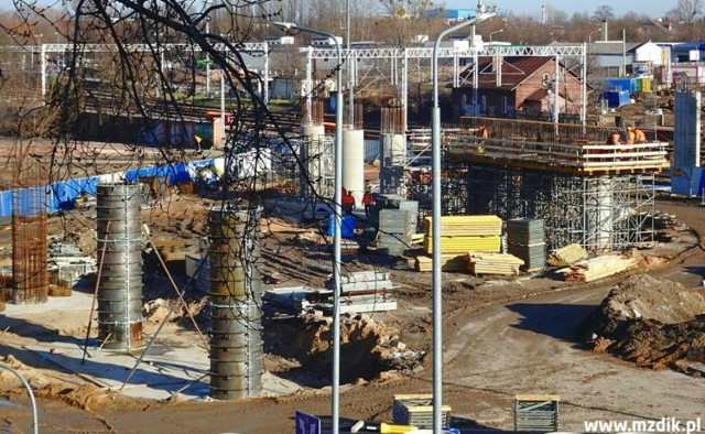 Na budowie nowych wiaduktów na ulicy Żeromskiego w Radomiu wiele się dzieje. W górę rosną przyczółki i filary nowej konstrukcji.