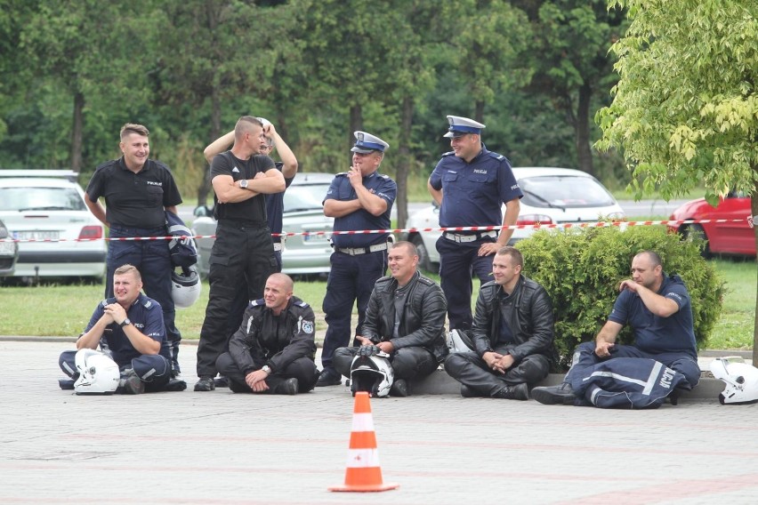 Policjanci wydziałów ruchu drogowego z komend miejskich i...